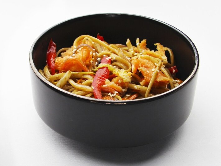 Wok с лососем