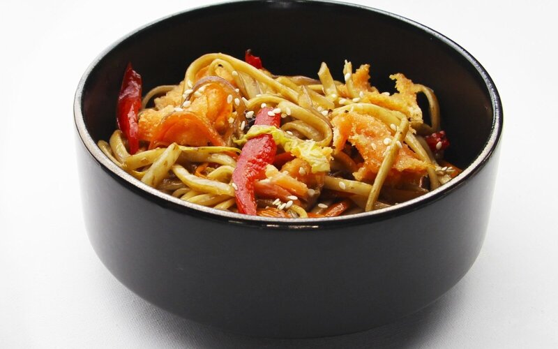 Wok с лососем