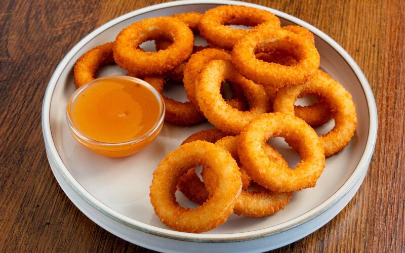 Луковые кольца с соусом