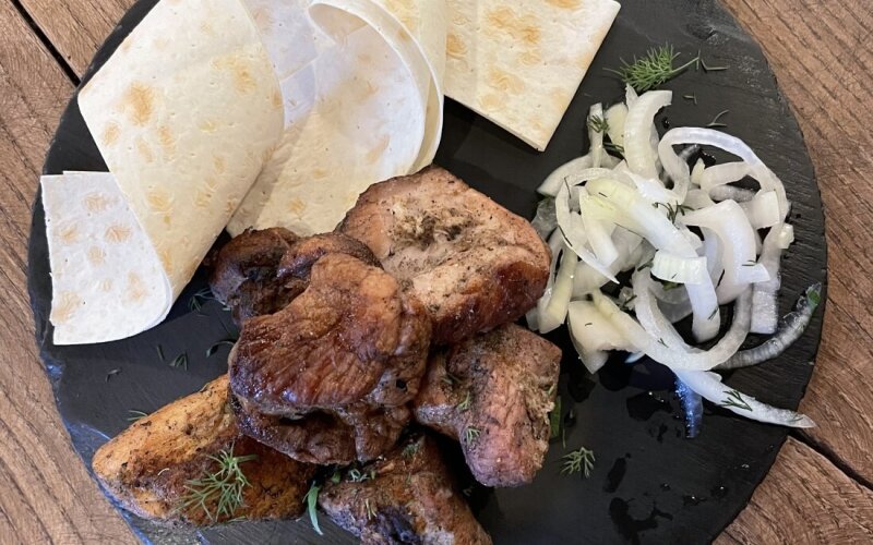 Шашлык свиной с лавашом, маринованным луком и зеленью