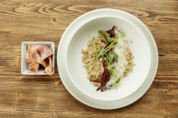 Овсяная каша с вялеными помидорами и беконом