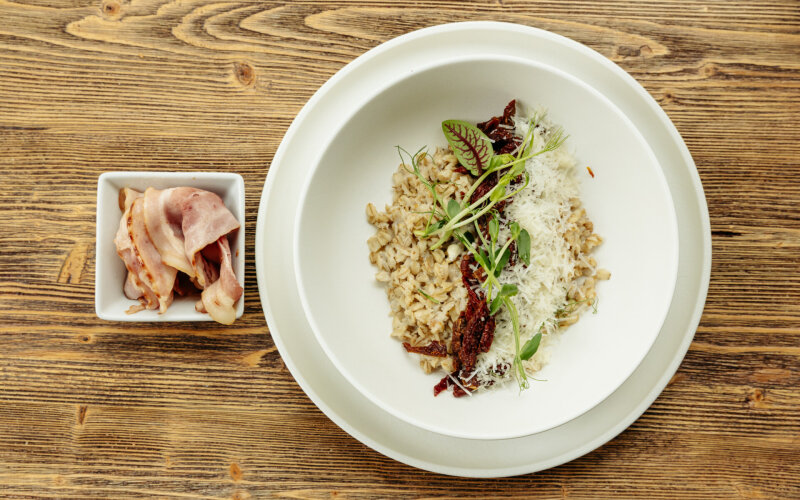 Овсяная каша с вялеными помидорами и беконом