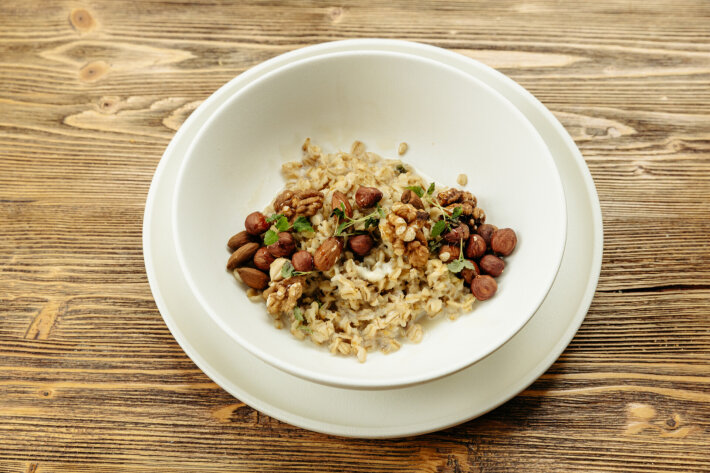 Овсяная каша с орехами и мёдом