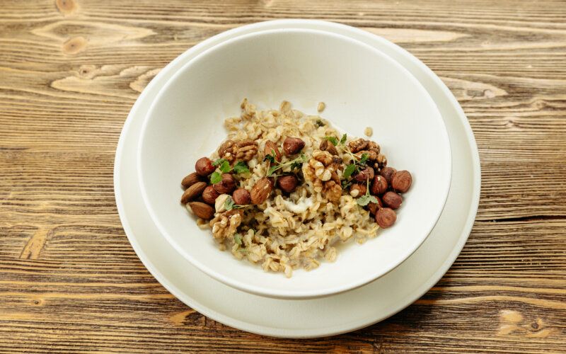 Овсяная каша с орехами и мёдом