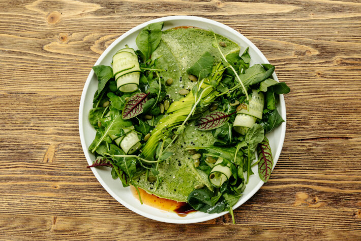 Зеленый омлет со шпинатом