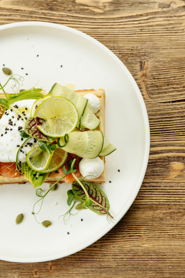 Венская вафля с лососем и яйцом пашот