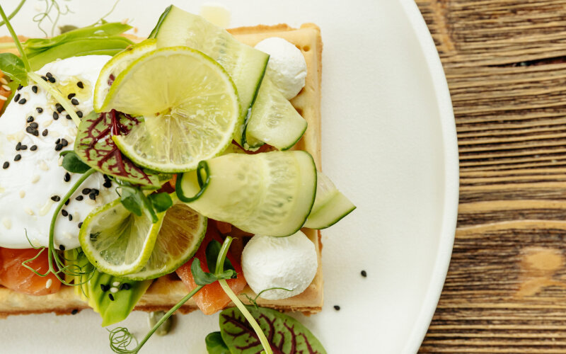 Венская вафля с лососем и яйцом пашот