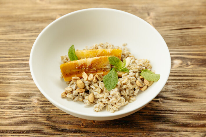 Овсяная каша с жареным бананом и арахисом