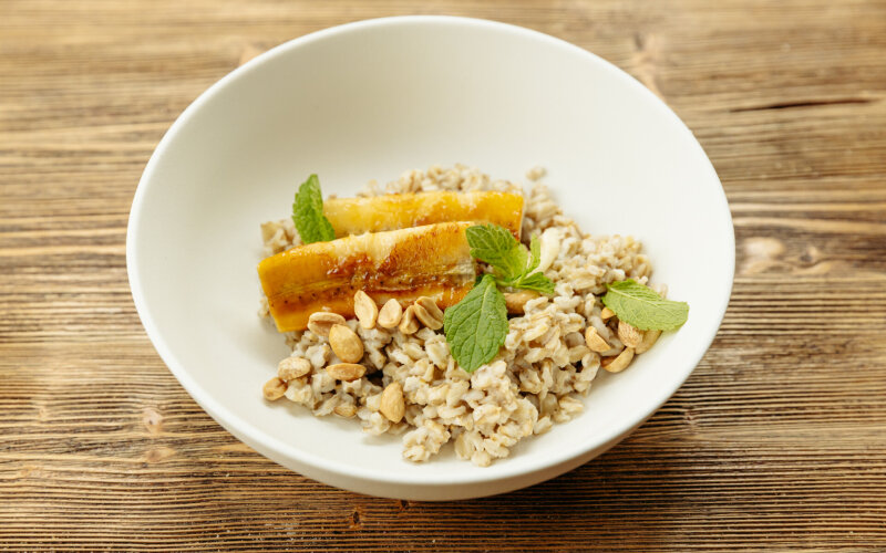 Овсяная каша с жареным бананом и арахисом