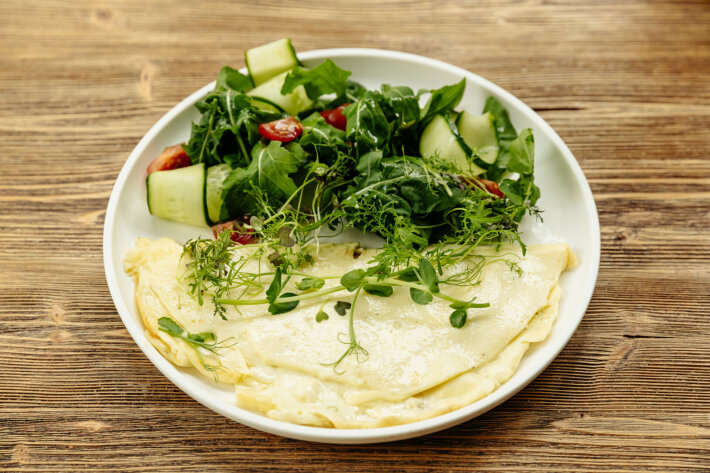 Омлет с сыром и микс салатом