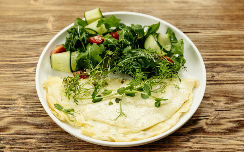 Омлет с сыром и микс салатом