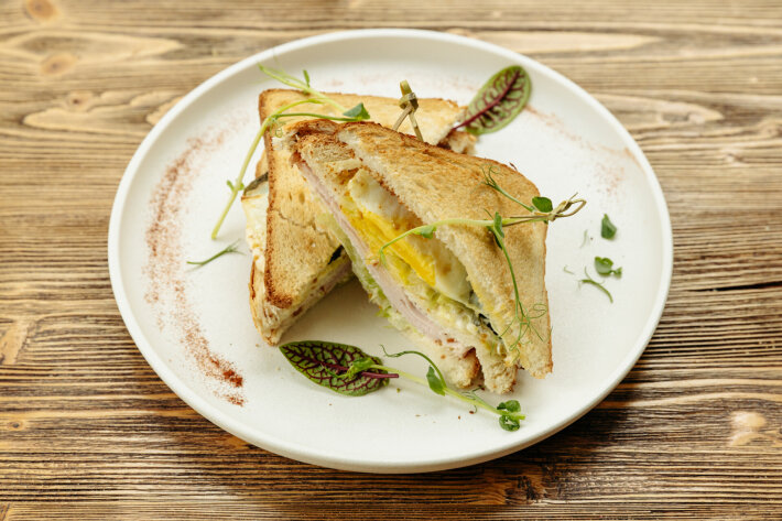 Клаб сендвич с ветчиной и яйцом