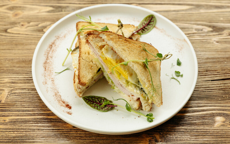 Клаб сендвич с ветчиной и яйцом