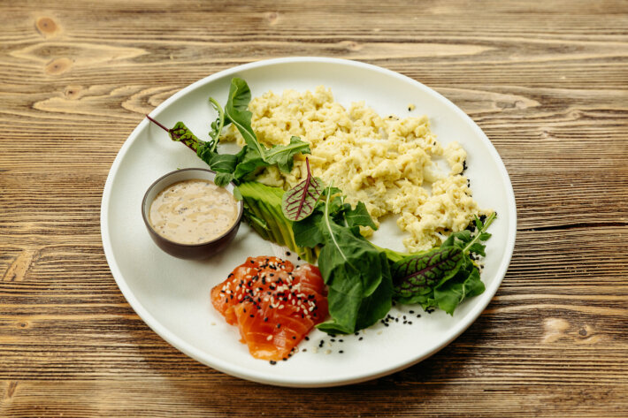 Скрэмбл с лососем и авокадо