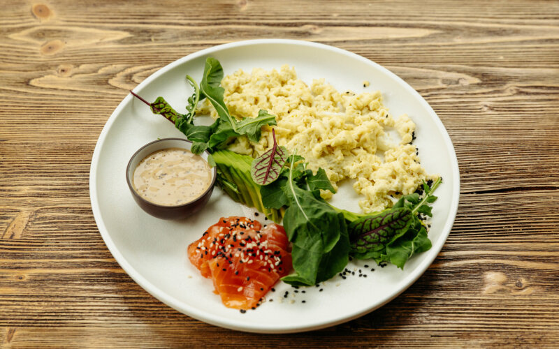 Скрэмбл с лососем и авокадо