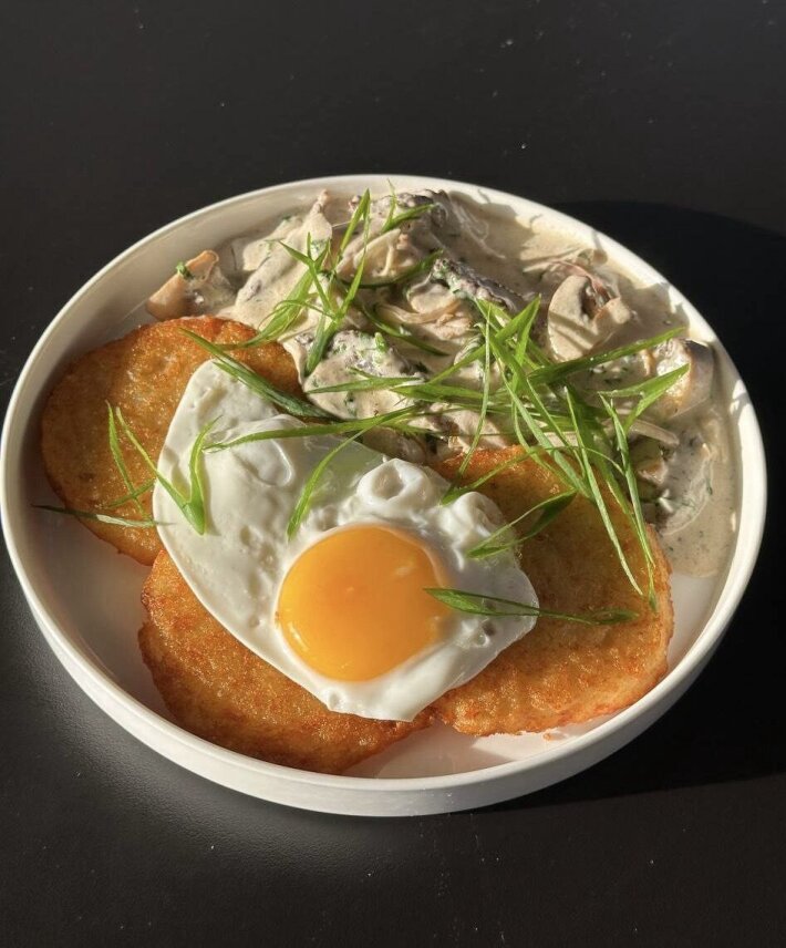 Хашбрауны с говядиной, грибами и яйцом