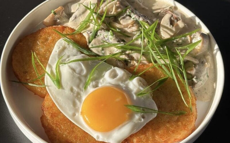 Хашбрауны с говядиной, грибами и яйцом