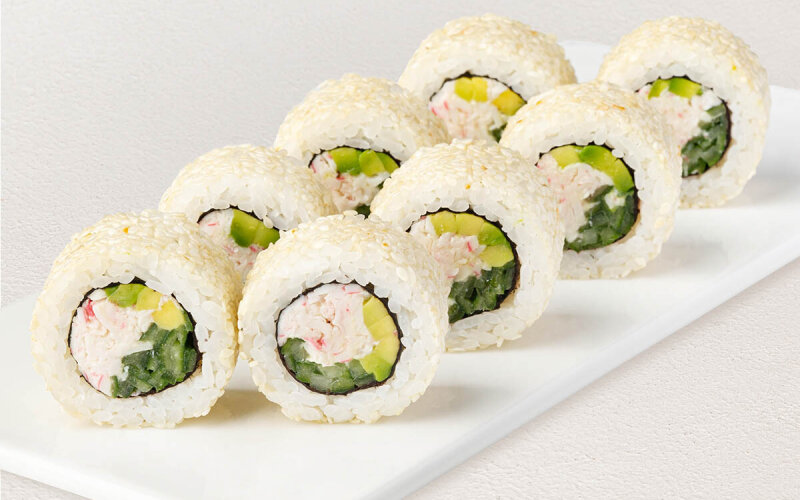 Ролл «Калифорния» в кунжуте