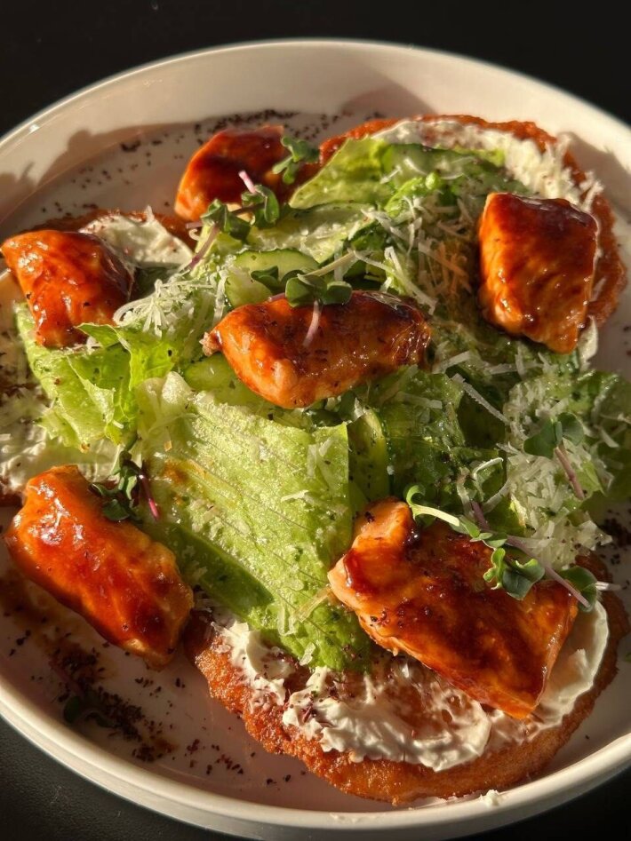 Хашбрауны с форелью терияки