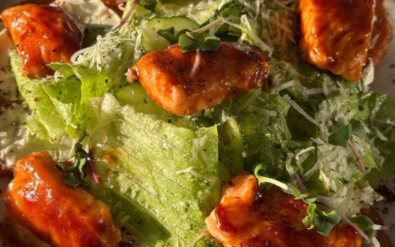 Хашбрауны с форелью терияки