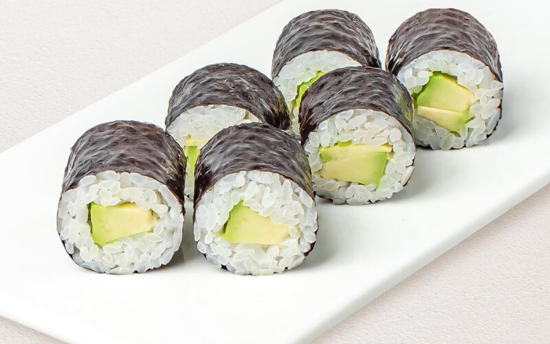 Ролл с авокадо