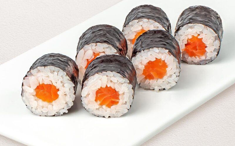 Ролл с лососем