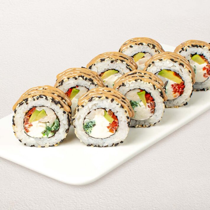 Ролл «Цыпленок Чука» с ореховым соусом