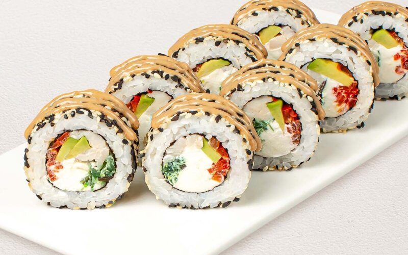 Ролл «Цыпленок Чука» с ореховым соусом