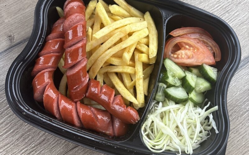 Комбо дня.  Фри, охотничьи колбаски, салат с овощами, соус чесночный.