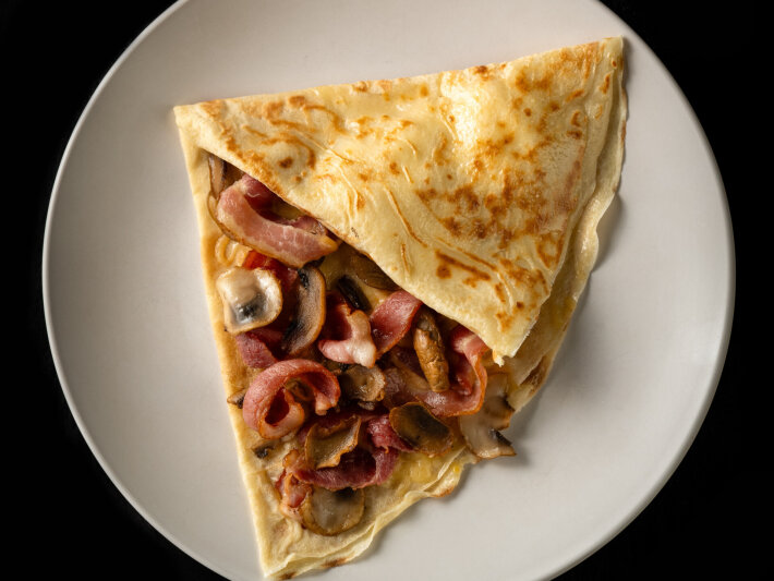 Блин с сыром, беконом и грибами