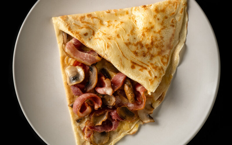 Блин с сыром, беконом и грибами