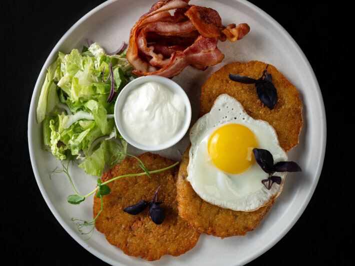 Драники с беконом и яйцом