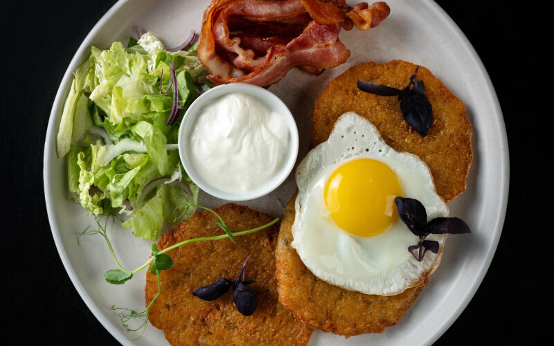 Драники с беконом и яйцом