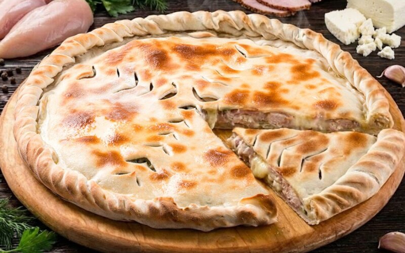 Пирог с курицей, ветчиной и сыром
