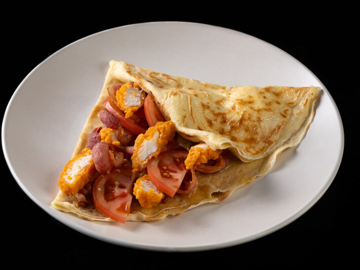 Блин с сыром, курицей, беконом и помидором