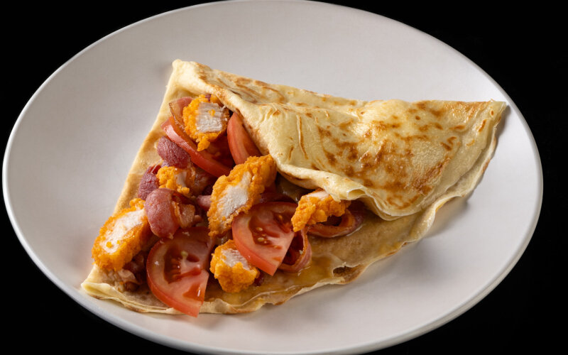 Блин с сыром, курицей, беконом и помидором