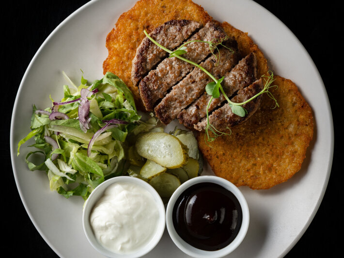 Драники с говяжьей котлетой