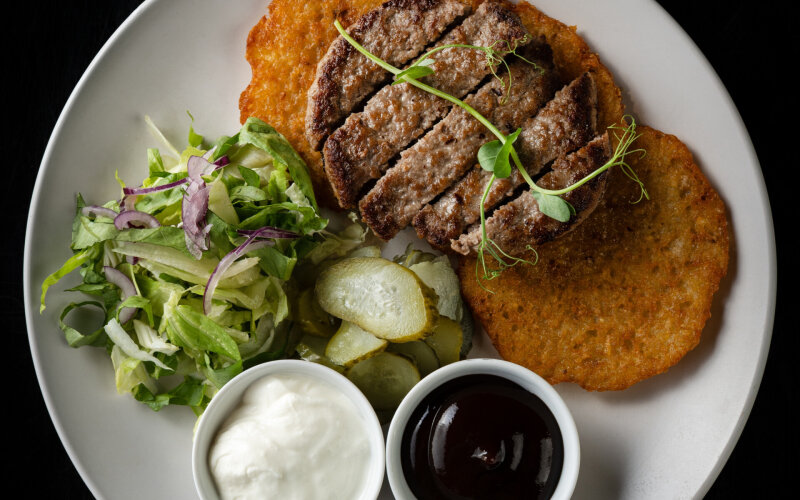 Драники с говяжьей котлетой