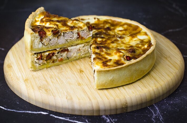 Киш «Вяленые томаты и цыпленок»