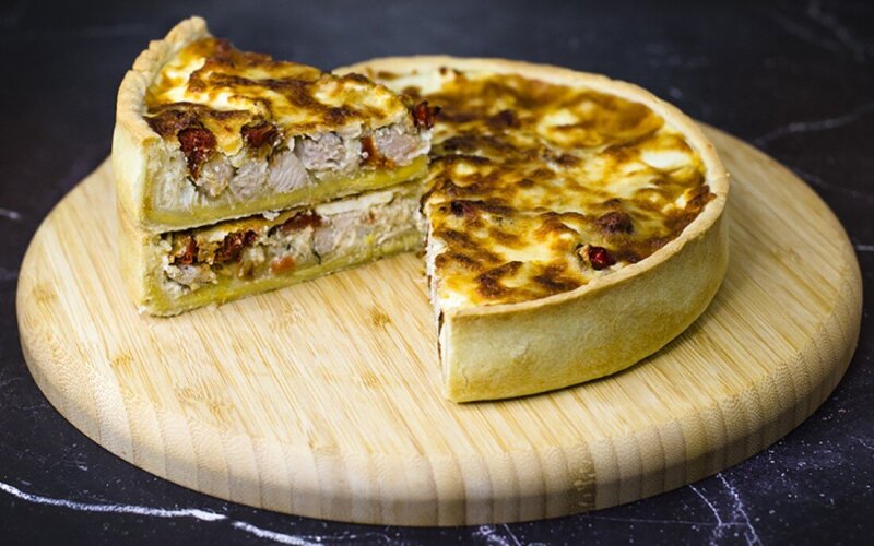 Киш «Вяленые томаты и цыпленок»