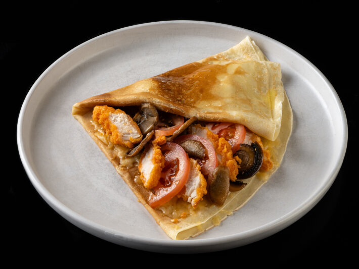 Блин с сыром, курицей, грибами и помидором