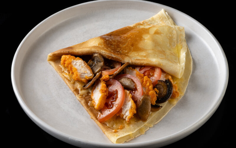 Блин с сыром, курицей, грибами и помидором