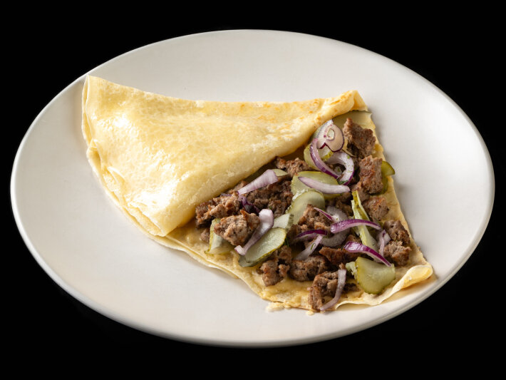 Блин с сыром, говяжьей рубленной котлетой, луком и маринованным огурцом