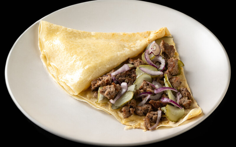 Блин с сыром, говяжьей рубленной котлетой, луком и маринованным огурцом