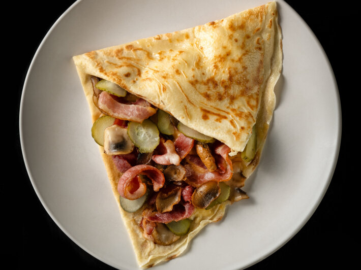 Блин с сыром, беконом, маринованным огурцом и грибами