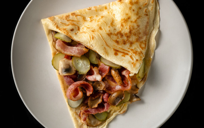 Блин с сыром, беконом, маринованным огурцом и грибами