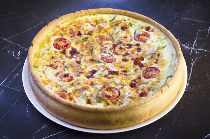 Киш «Копченый цыпленок с томатом черри»