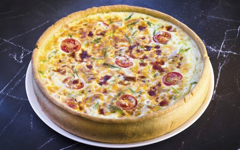 Киш «Копченый цыпленок с томатом черри»