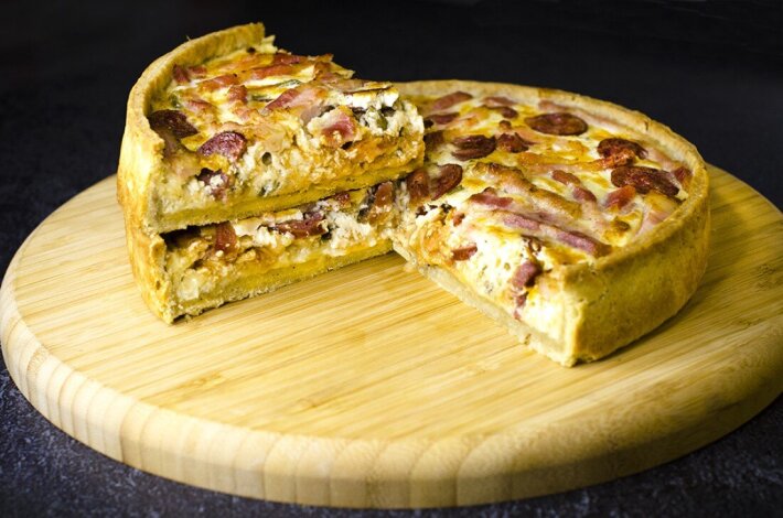 Киш «Колбаски бекон»