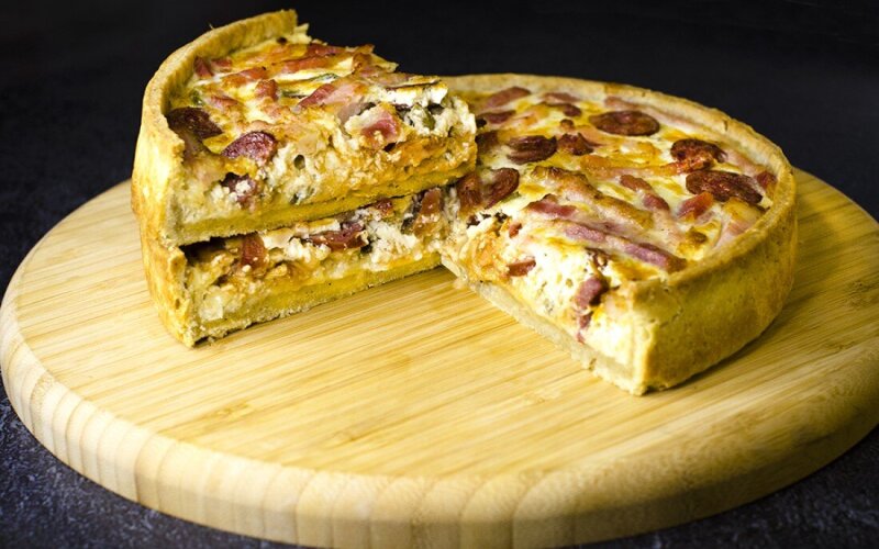 Киш «Колбаски бекон»